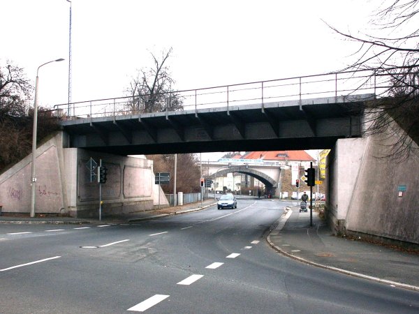 Die Brücke über die Schillerstraße, im Hintergrund die Regelspurtrack