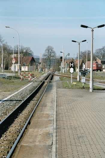 Ausfahrtweiche von Zittau Süd in Richtung Vorstadt. Im Vordergrund kreuzt die Friedensstraße die Bahnlinie