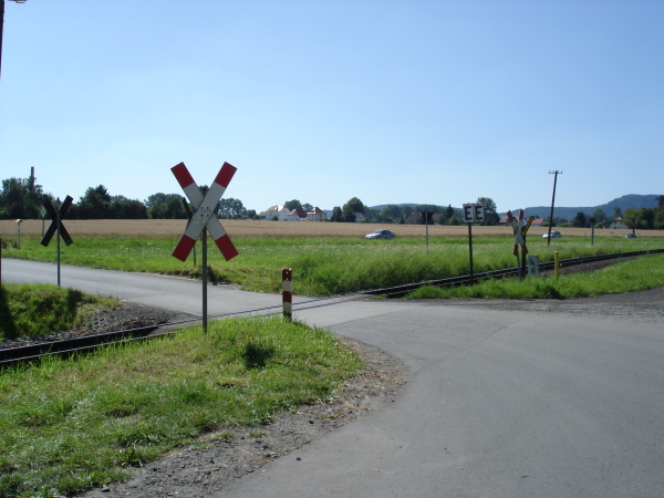 Die Strecke verläuft in einigem Abstand direkt zur Landstraße