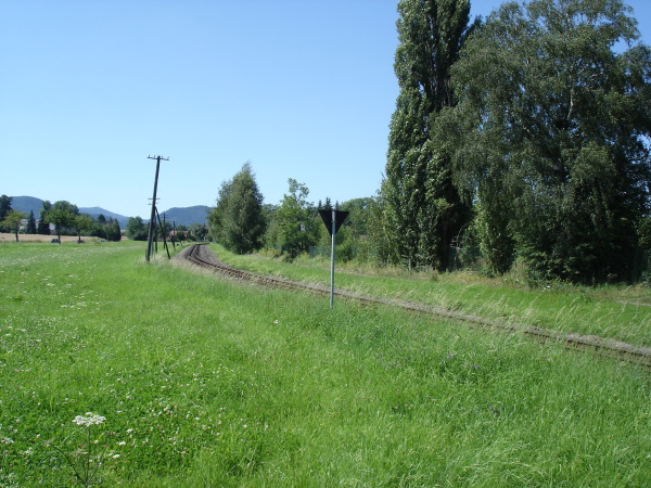 Die Strecke verläuft in einigem Abstand direkt zur Landstraße