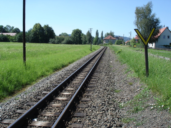 Im Hintergrund ist bereits das Stationsgebäude von Olbersdorf-Niederdorf zu sehen