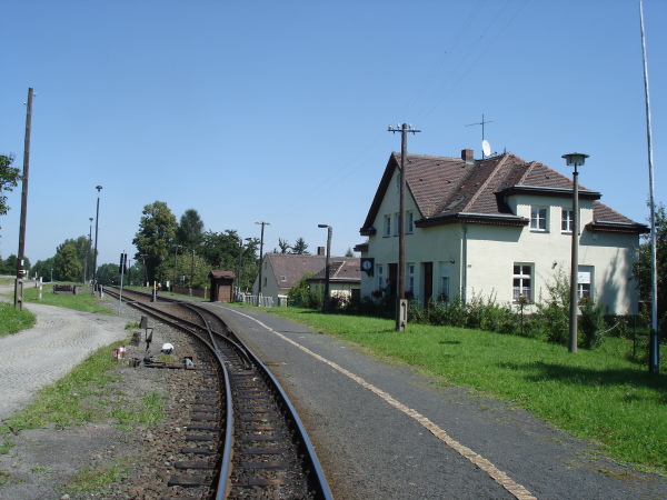 Das Stationsgebäude ist heute ein Wohnhaus. Blich aus Richtung Bertsdorf
