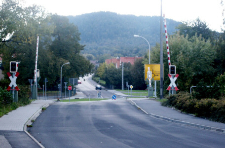 Der Straßenübergang am Kreisverkehr nahe dem Bahnhof Olbersdorf Oberdorf
