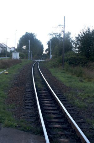 Blick vom ungesicherten Bahnübergang am Imprägnierwerk auf der oberen gesicherten in Richtung Bertsdorf
