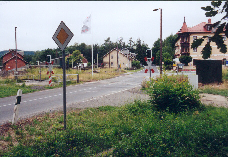Die Kreuzung der Jonsdorfer Straße am Bahnhof Bertsdorf, im Hintergrund das gleichnamige Hotel