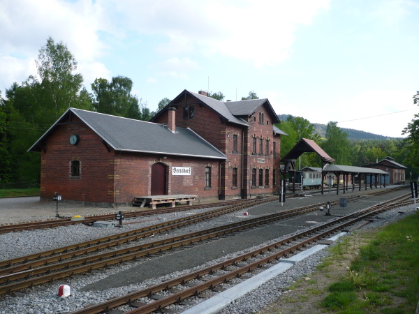 Das Empfangsgebäude und die Bahnhofsanlagen im Zustand von 2009