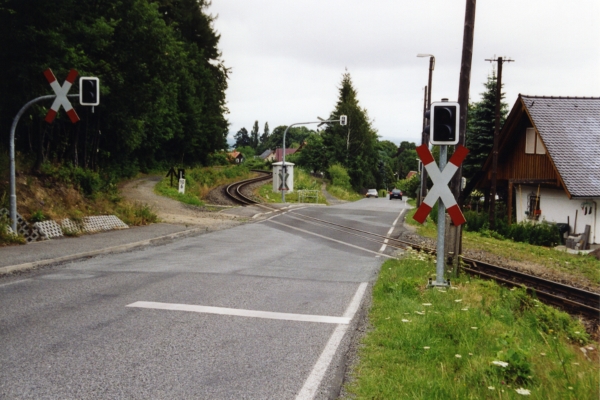 Die Bahn kreutzt die Straße nach Oybin