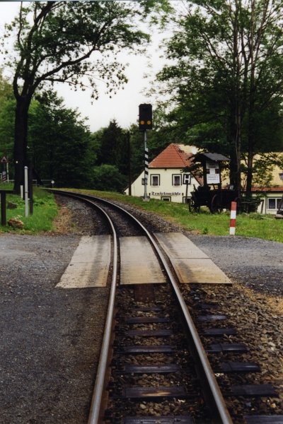 Blick vom Bahnübergang zum Parkplatz Teufelsmühle Richtung Oynin Niederdorf