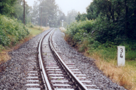 Der Streckenbereich vor dem Bahnhof Jonsdorf, hinten ist die Trapeztafel zu sehen