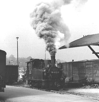 Die 99 4532 im Herbst 1989 noch unter Dampf. Hier stellt sie gerade den täglichen
          Schmalspurgüterzug nach Olbersdorf Oberdorf zusammen.
        